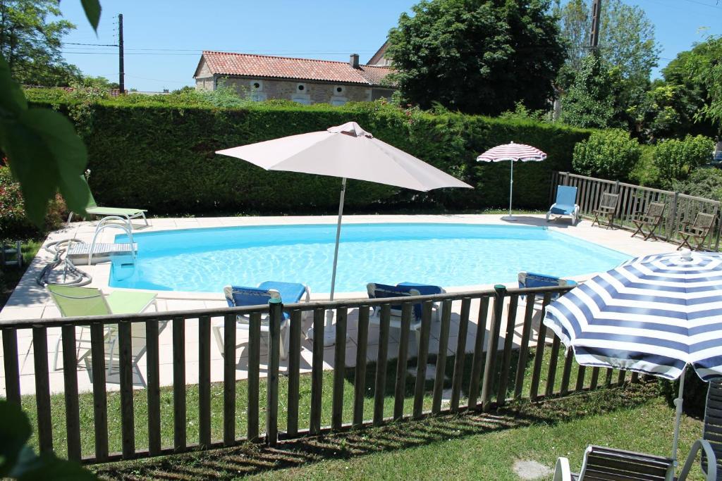 Logis Hotels- Auberge De La Tour - Hotel Et Restaurant Sauzet  Quarto foto