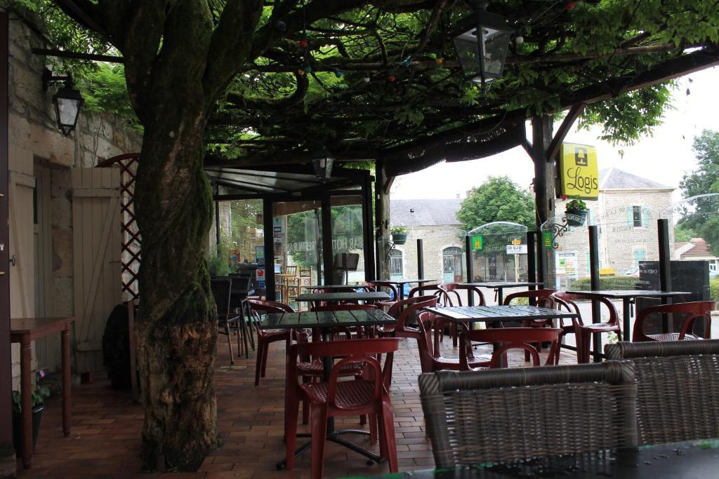 Logis Hotels- Auberge De La Tour - Hotel Et Restaurant Sauzet  Quarto foto